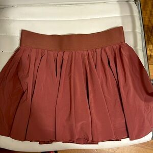 ARITZIA PLEATED DARK PINK CORAL TENNIS SKORT HIGH RISE BUILT IN SHORTS W POCKET